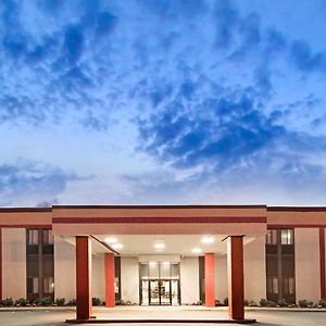 Super 8 By Wyndham Brockton